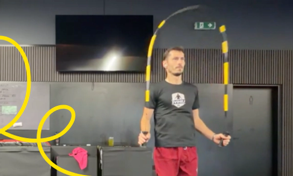 Trénink se zátěžovým švihadlem